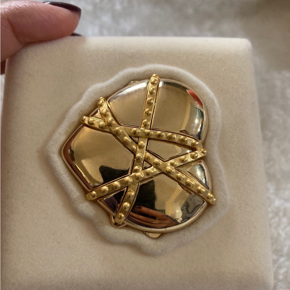 Estee Lauder Solid Compact "Chained Heart" - image 2